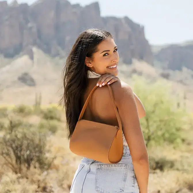 The Hug Shoulder Bag - Saddle