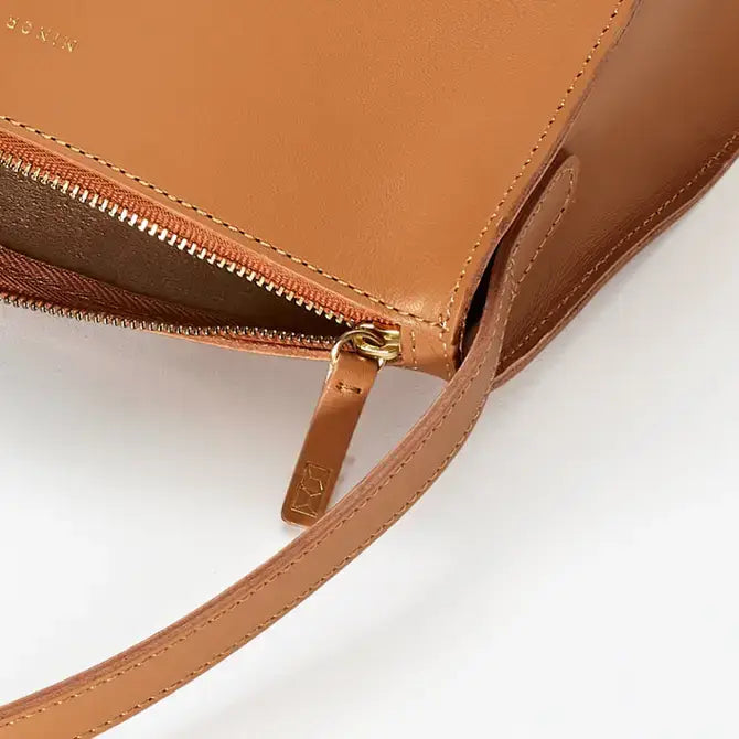 The Hug Shoulder Bag - Saddle