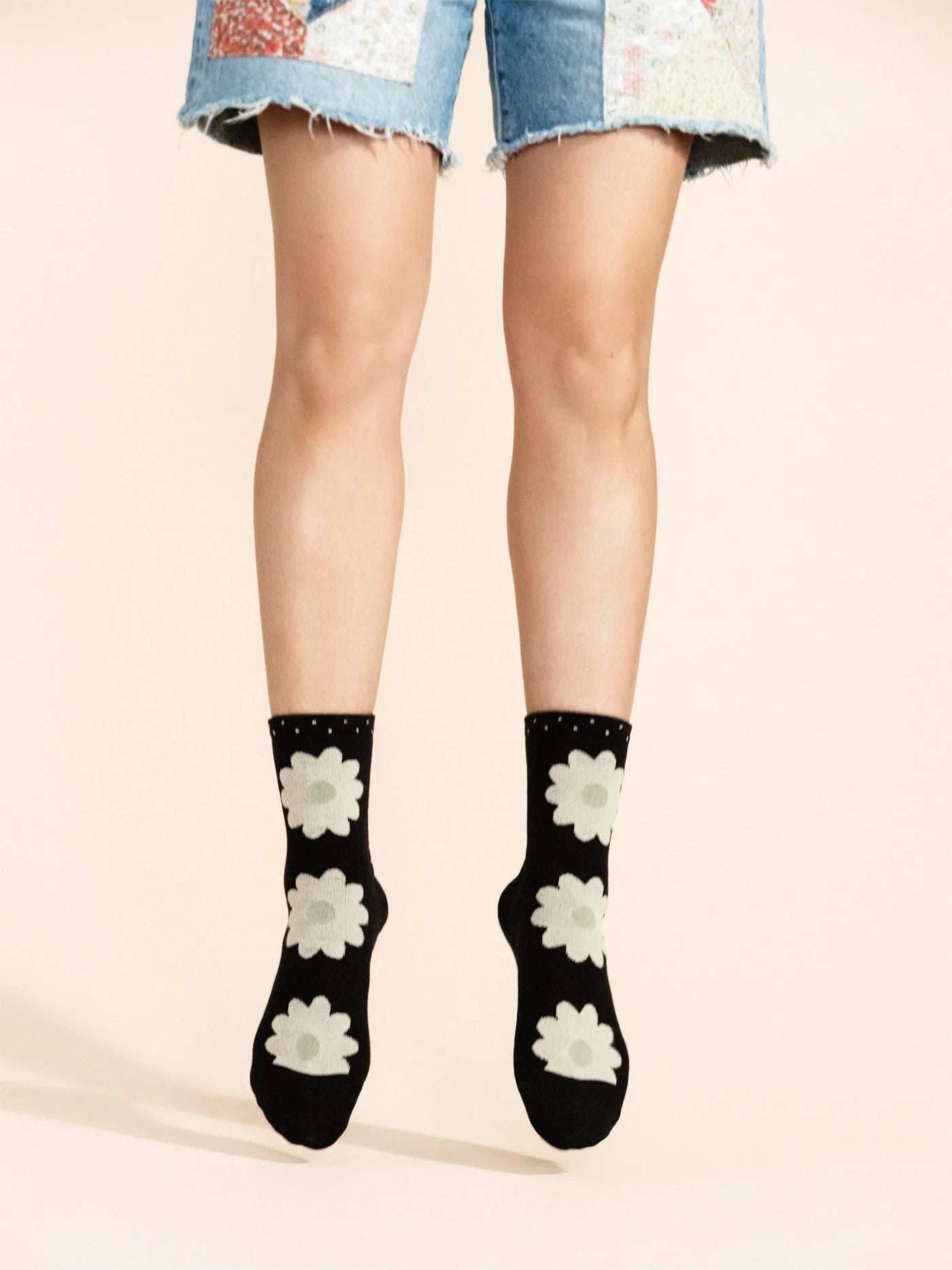 Blooming Daisy Short Crew
