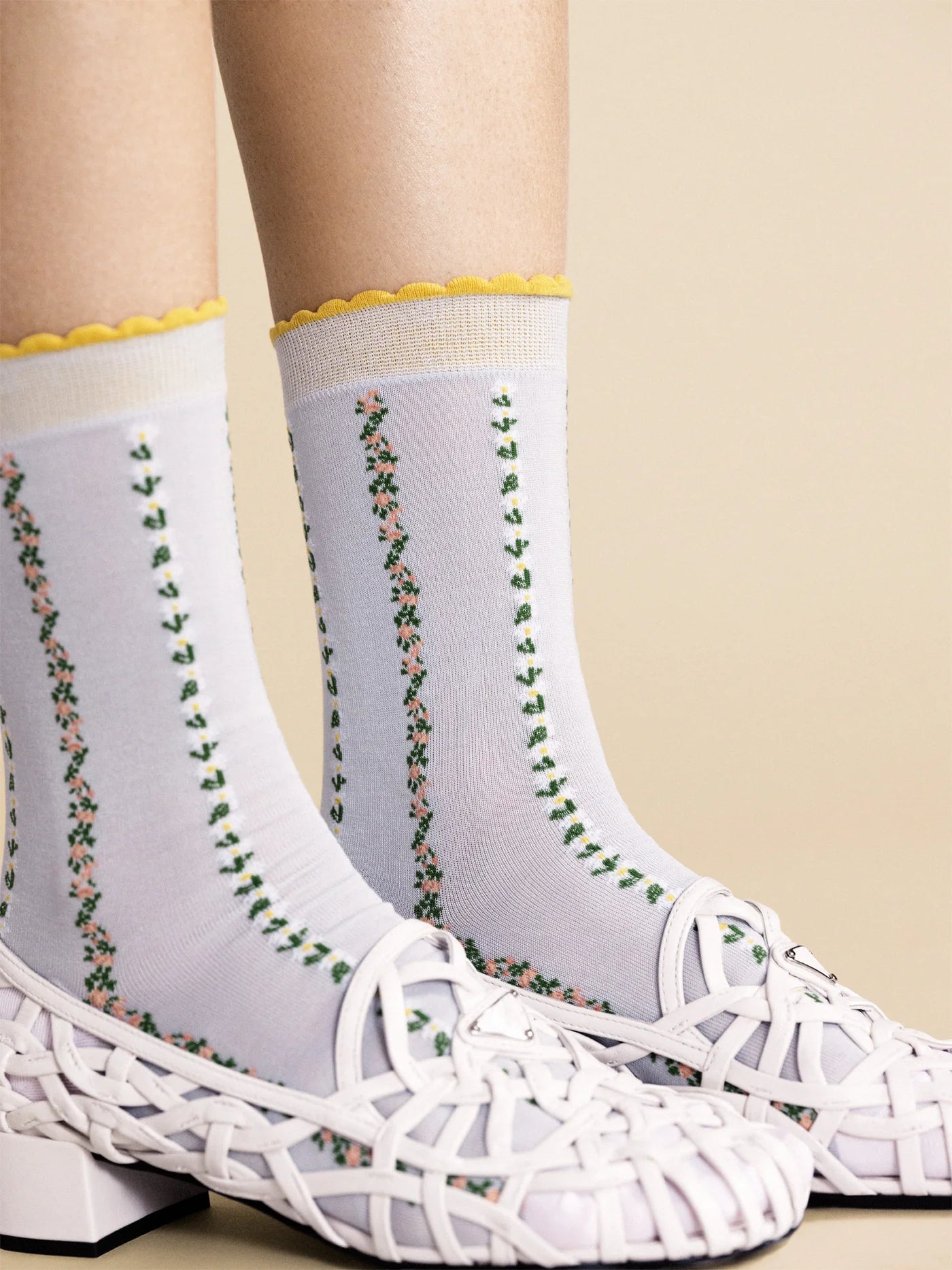 Louelle Crew – hoste
